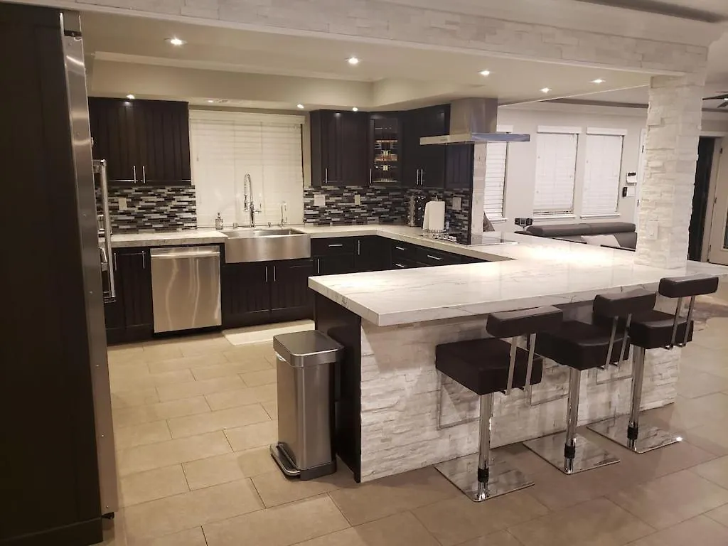 Luxury Villa, With Bonus Pool House, Private Pool, Hot Tub, Rock Water Fall And Slide, Putting Green, Basketball, Shuffle Board, Play Gym, Privately Gated On Circular Driveway. 라스베이거스
