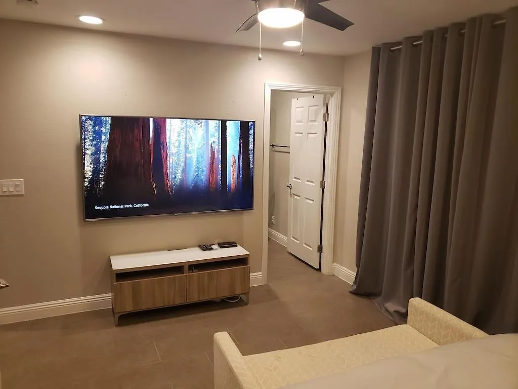 Luxury Villa, With Bonus Pool House, Private Pool, Hot Tub, Rock Water Fall And Slide, Putting Green, Basketball, Shuffle Board, Play Gym, Privately Gated On Circular Driveway. 라스베이거스 빌라
